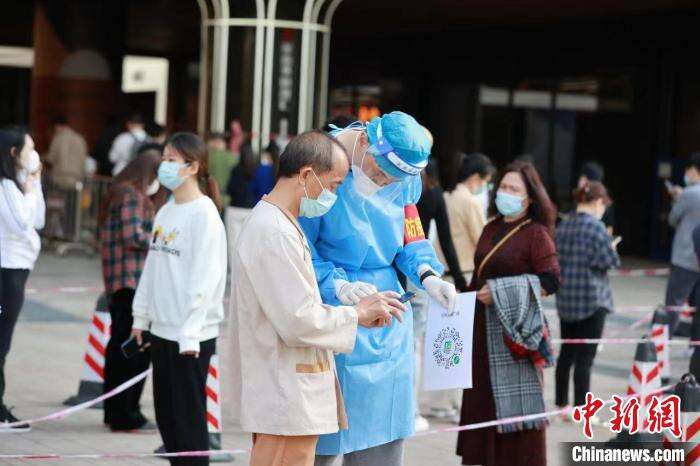 深圳疫情进入‘慢生活’，民众努力配合防疫措施迎考验