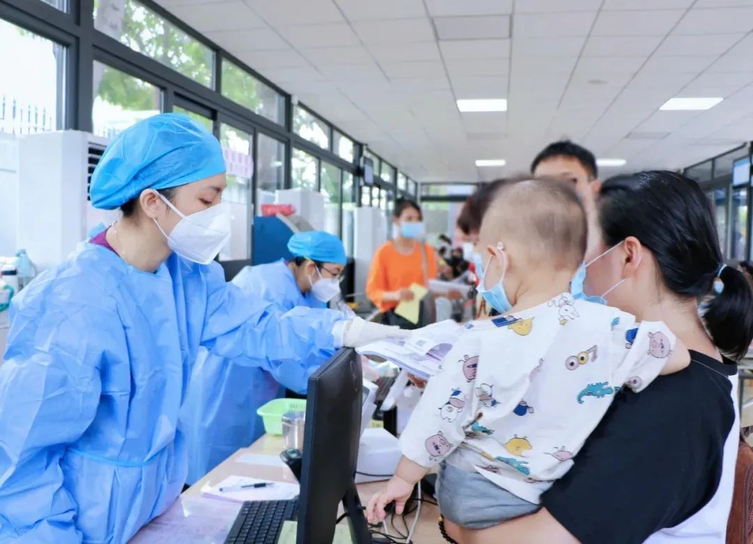 新冠二阳症状轻，甲流症状重，如何甄别新冠、甲流和普通感冒？