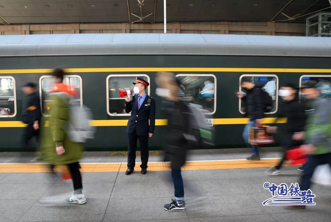 铁路部门多措并举防控疫情，优先运物资并做好站车防控