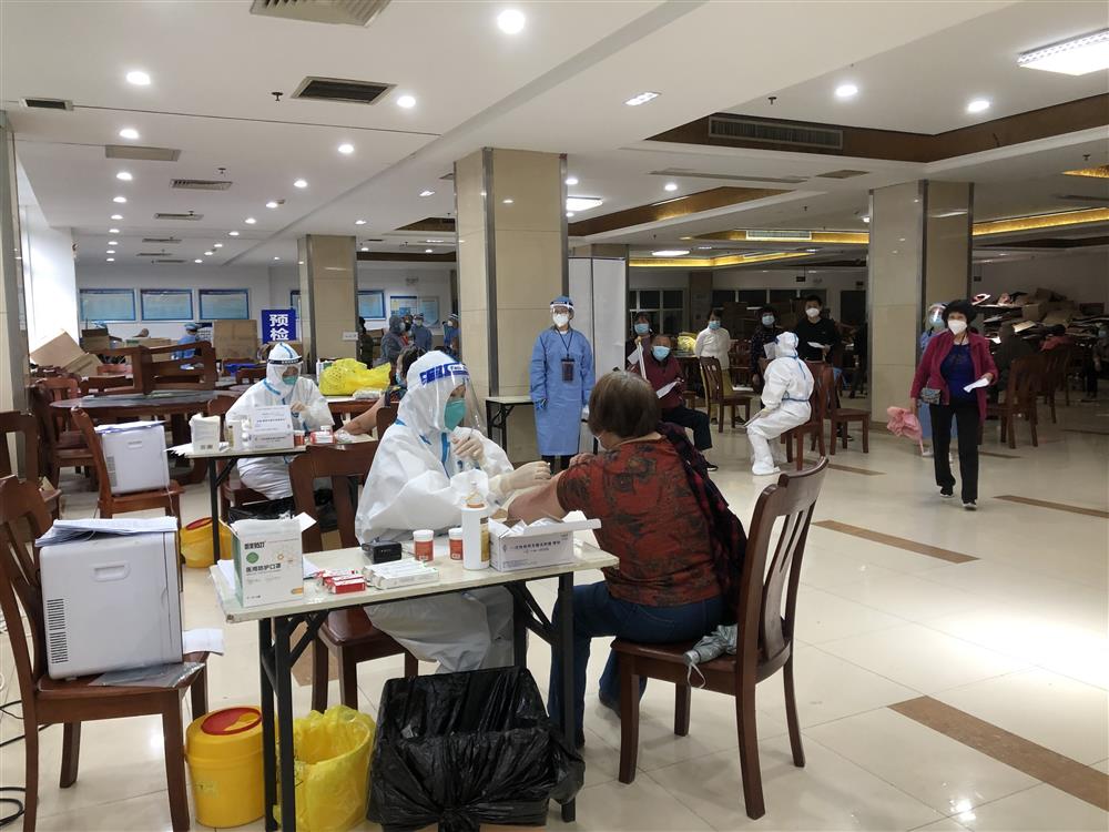 上海老人疫情后打疫苗热情上升，打前准备却各有矛盾