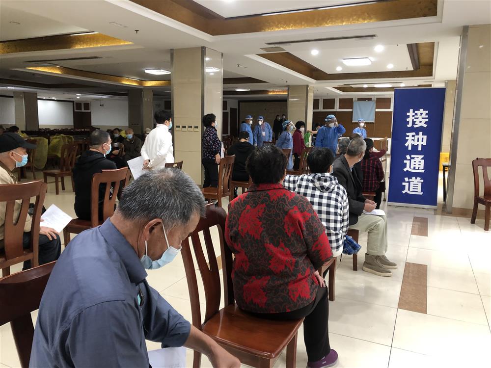 上海老人疫情后打疫苗热情上升,打前准备却各有矛盾