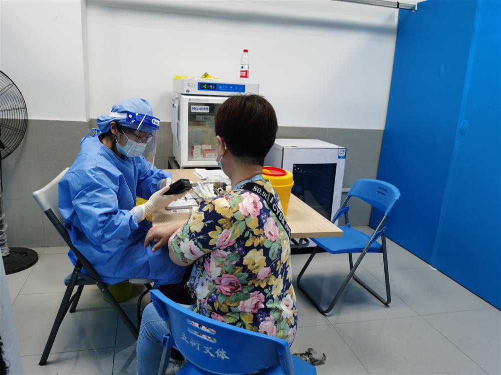 上海老人疫情后打疫苗热情上升,打前准备却各有矛盾