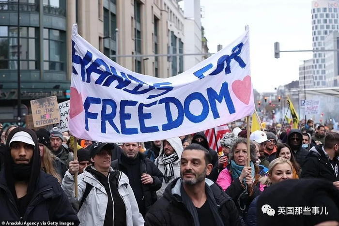 欧洲疫情大爆发,奥地利将强制全民接种新冠疫苗,不打面临牢狱之灾