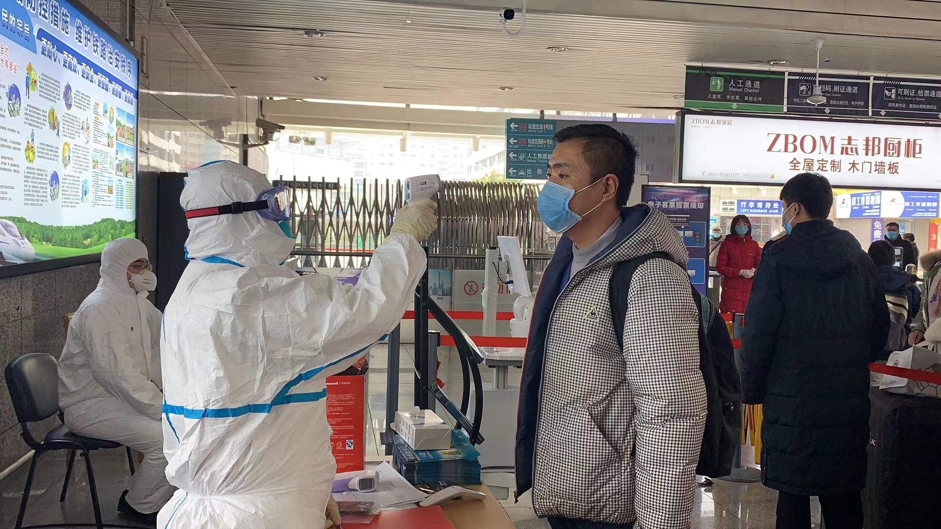 上海党员干部冲疫情防控一线,不惧危险守护社区居民安全