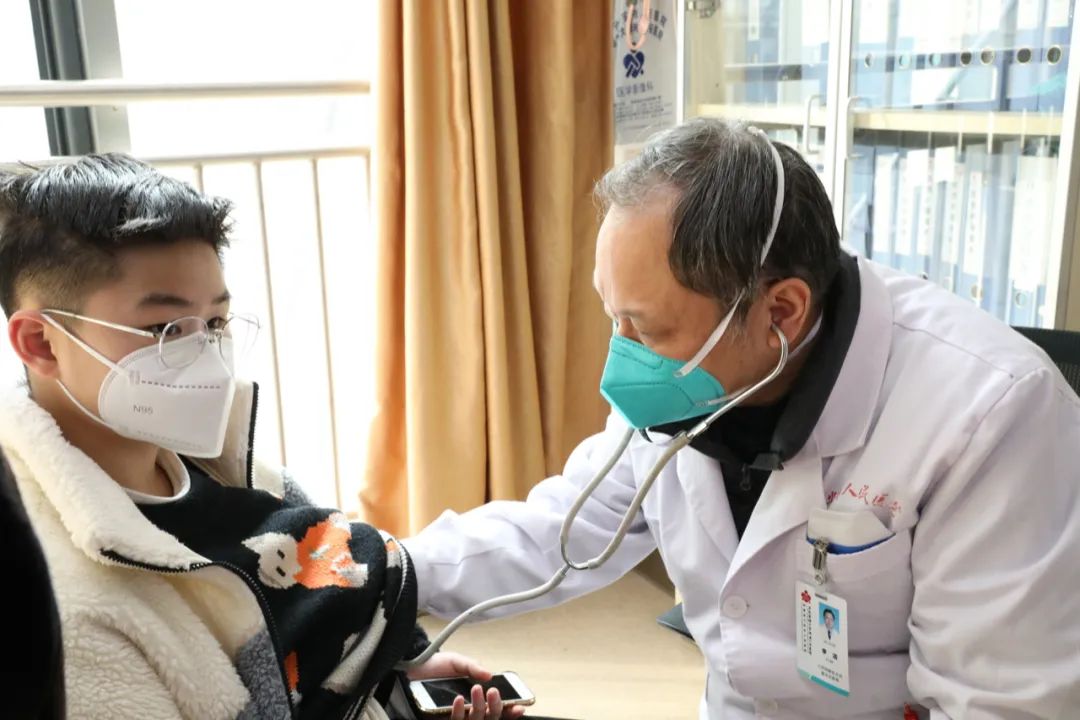 全市感染人数攀升，儿科门诊急诊量激增，医护全力守护患儿