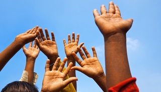 疫情冲击下贫困户脱贫难，脱贫攻坚工作进程受影响咋办？