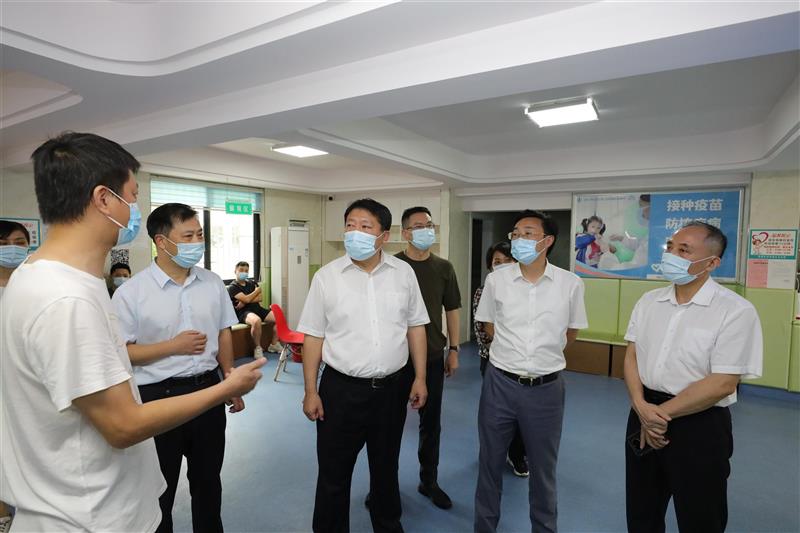 市长检查节假日疫情防控与疫苗接种工作，强调共筑免疫屏障