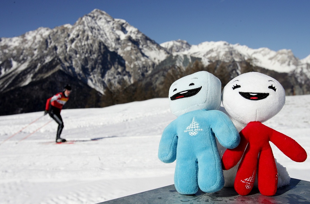 北京冬奥会及冬残奥会吉祥物冰墩墩和雪容融正式公布