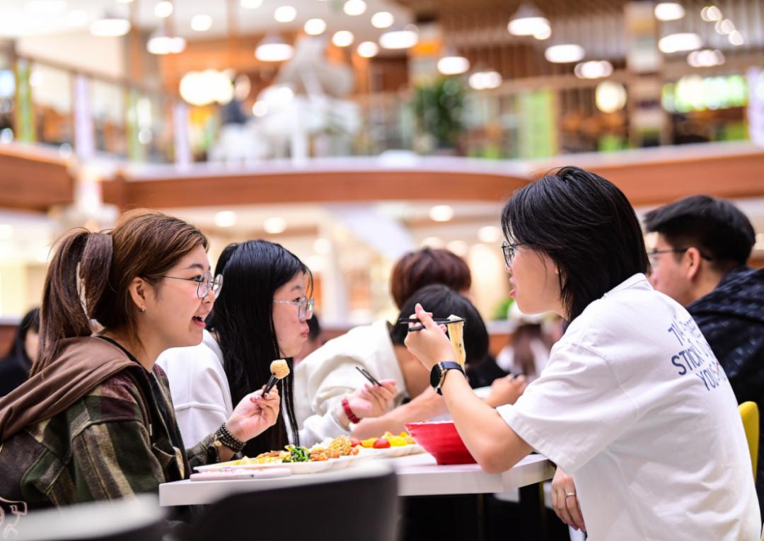 连锁餐饮进驻大学成常态,大学生和老校友怎么看?