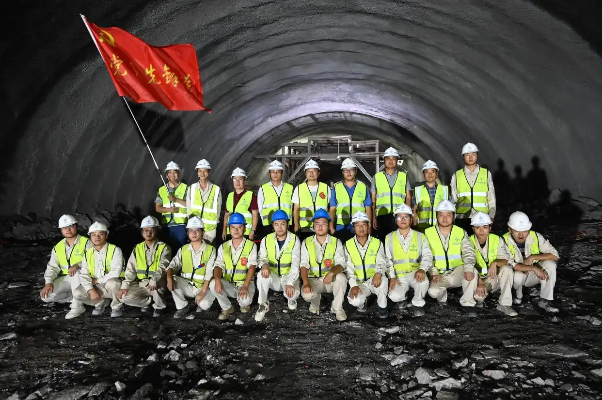 广连高速花从一标段狮子岭隧道贯通,低碳施工护生态