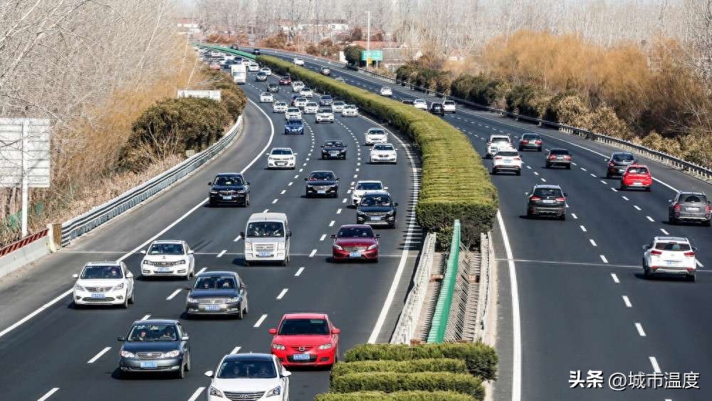 春节返程高峰,高速龟速车暗藏危险,快有时比慢更安全