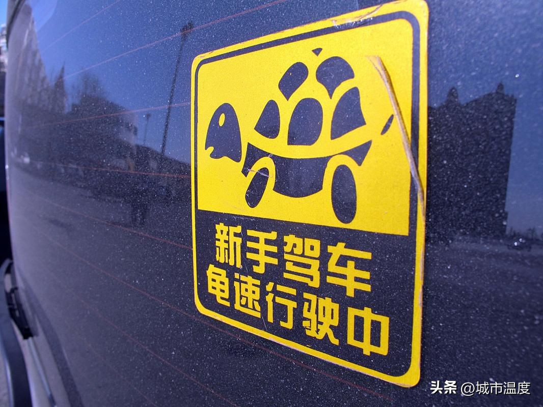春节返程高峰,高速龟速车暗藏危险,快有时比慢更安全