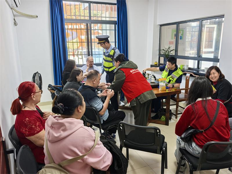 漳武高速客车刮擦事故：执法人员暖心处置，牢记高速应急警句