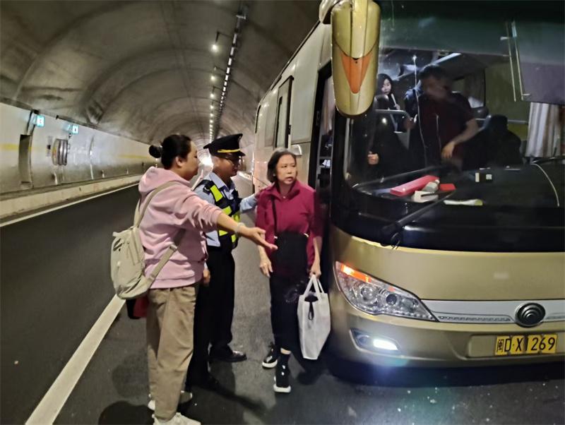 漳武高速客车刮擦事故:执法人员暖心处置,牢记高速应急警句