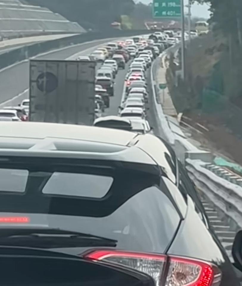 湖南高速返程高峰部分路段开放应急车道,高速交警解读相关疑问