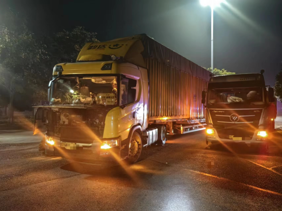 高速货车爆胎致后车碰撞，出车前安全检查很关键