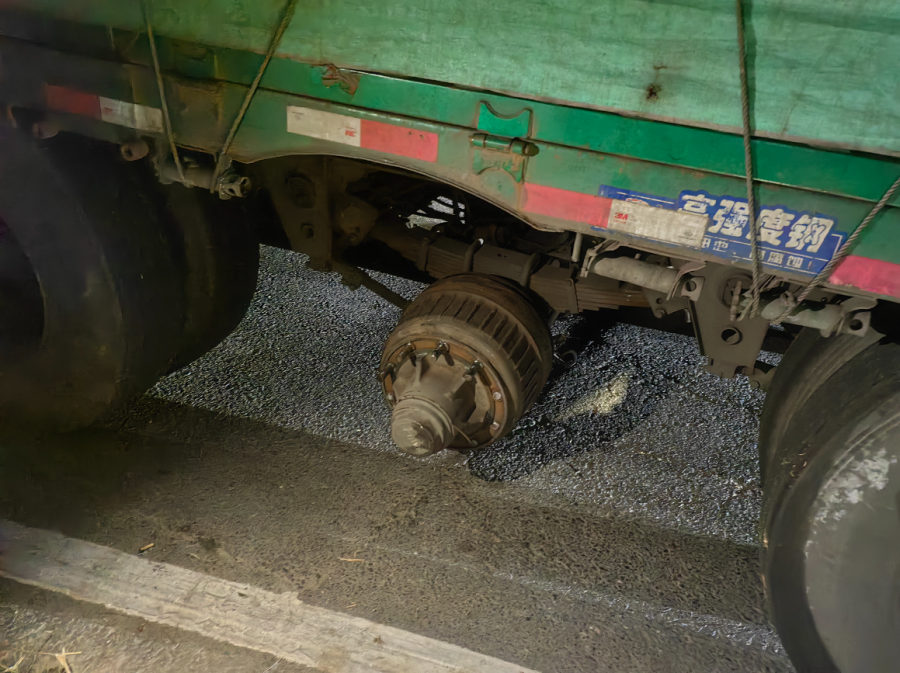 高速货车爆胎致后车碰撞,出车前安全检查很关键