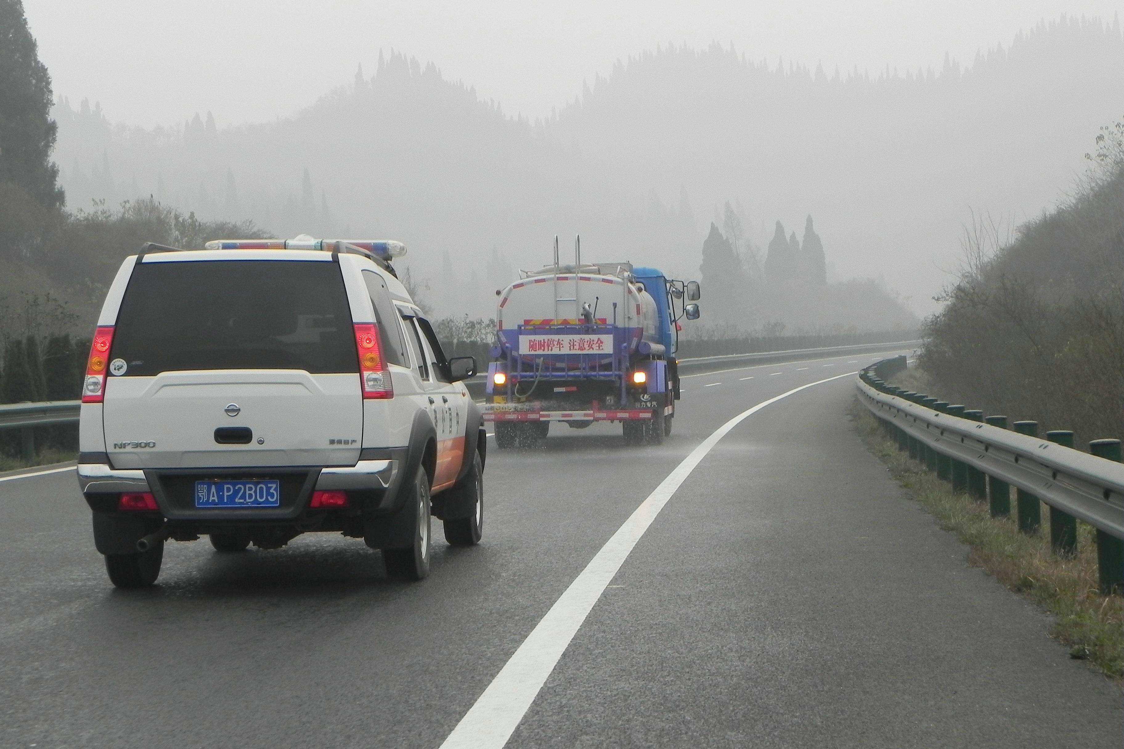老司机多年经验总结8条驾驶铁律,关键时刻能保命
