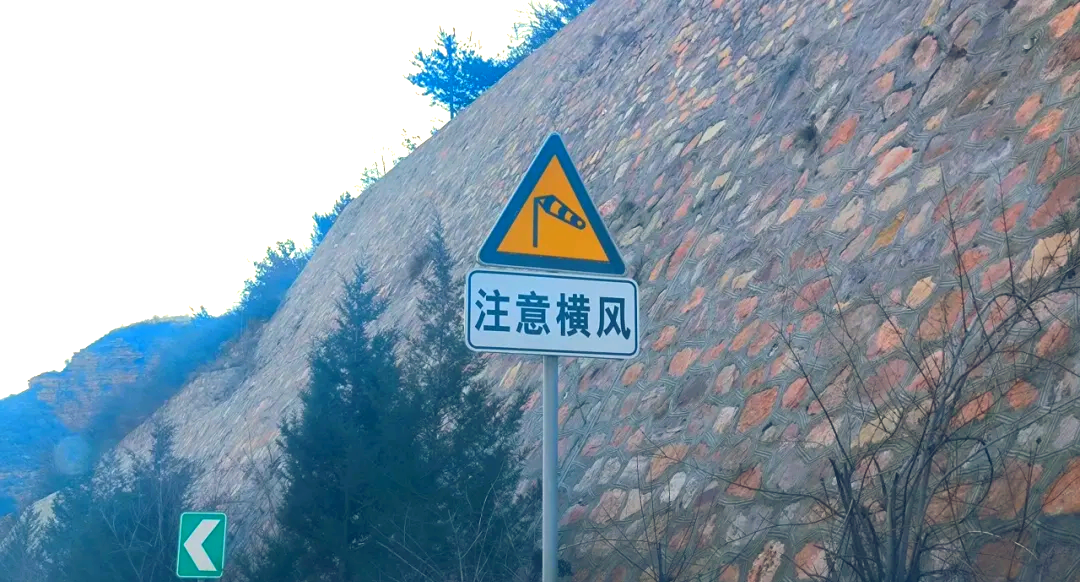 高速交通标志大揭秘:不同颜色牌传达啥信息,黄色警告有哪些?