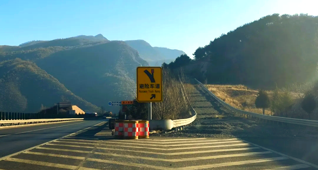 高速交通标志大揭秘:不同颜色牌传达啥信息,黄色警告有哪些?